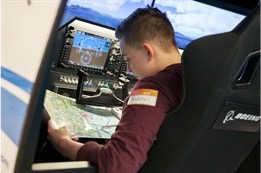 Uczeń w symulatorze lotu